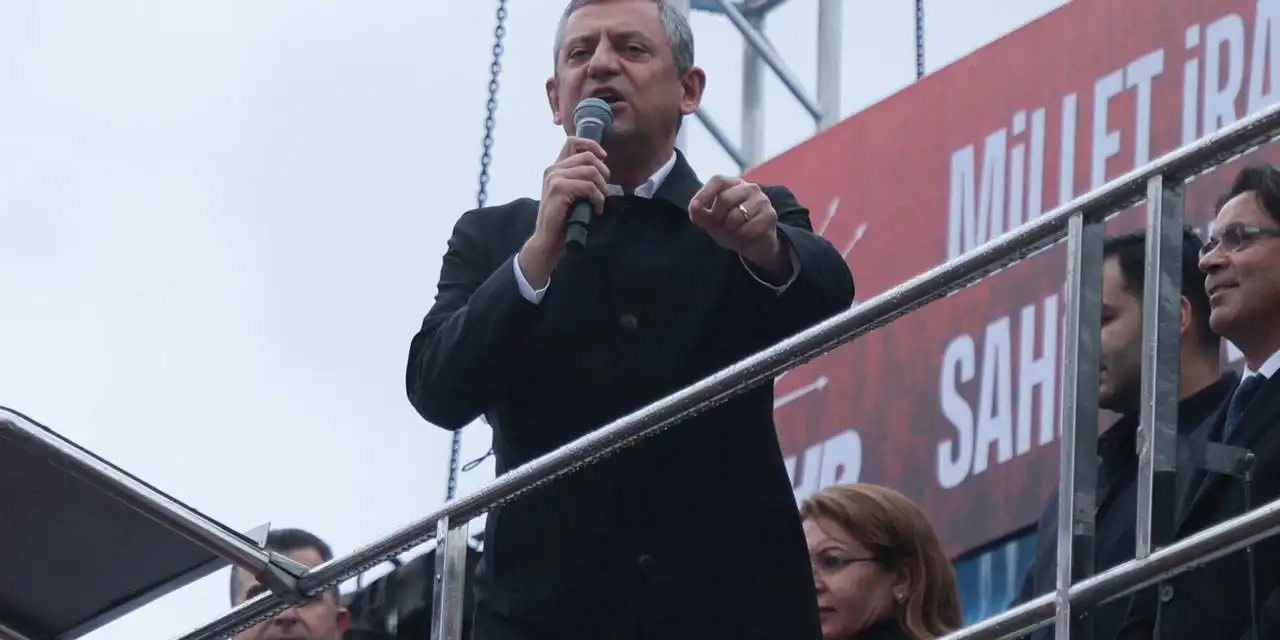 Özgür Özel yağmur altında binlerce Hataylıya seslendi: Erdoğan'a çağrıda bulundu!