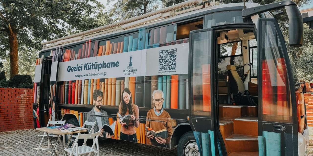 Tekerlekli kütüphane tatilde çocukların peşine düşüyor
