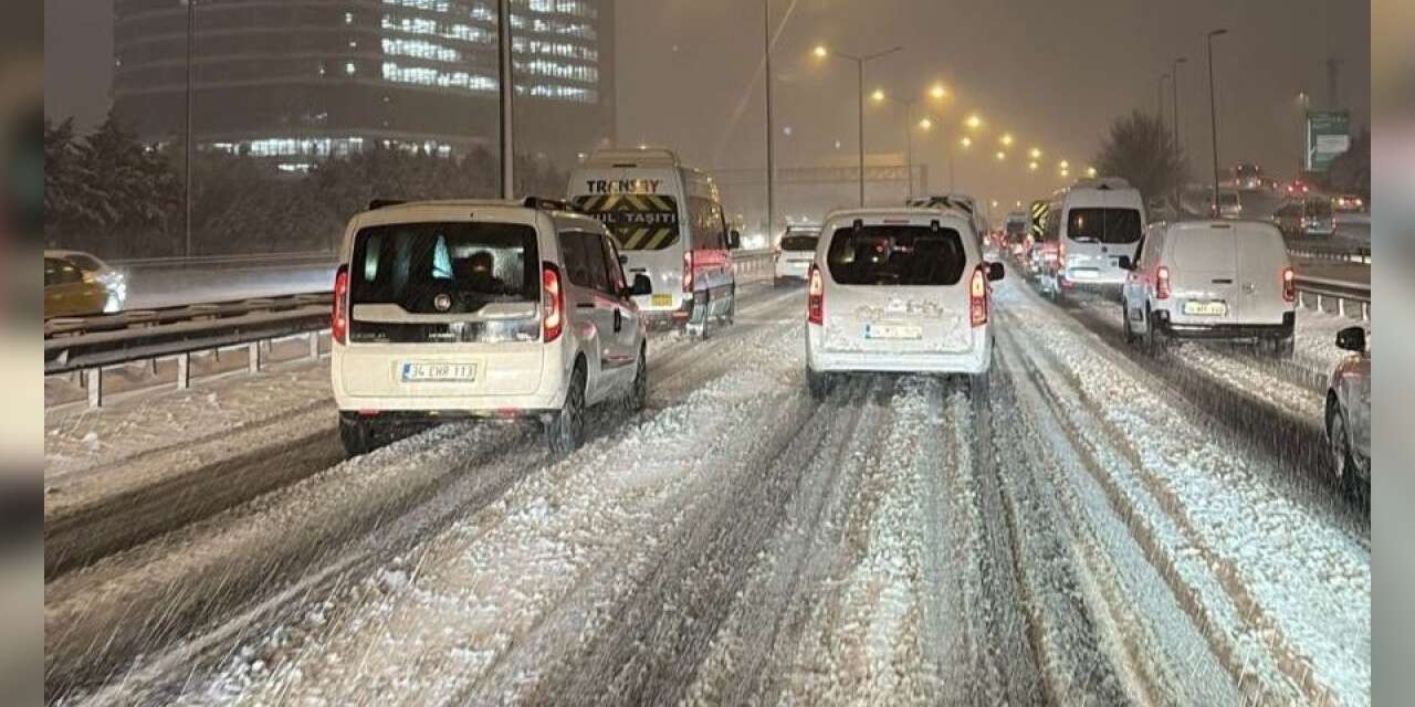 İstanbul'da kar esareti: TEM otoyolu kapandı, araçlar uzun kuyruklar oluşturdu