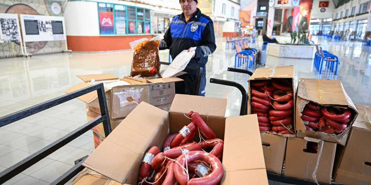Mersin’de otobüsle taşınan sucuk ve çiğköfteye el konuldu