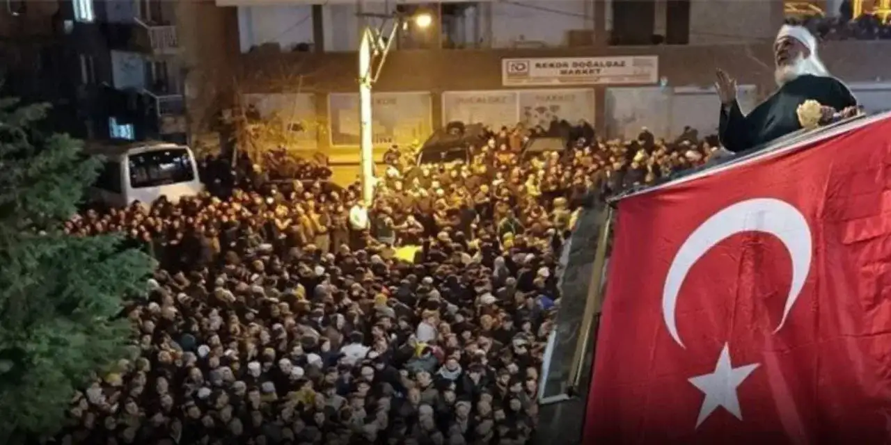 Menzil'in İzmir'de yaptığı "Şeyh'e biat" gösterisi: CHP tepki gösterdi, iktidar suskun