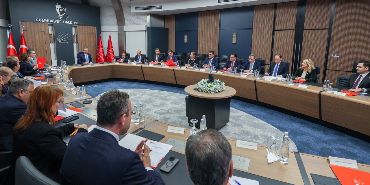 CHP MYK'da anketler masaya yatırıldı: Emekliler arasında CHP açık ara birinci!