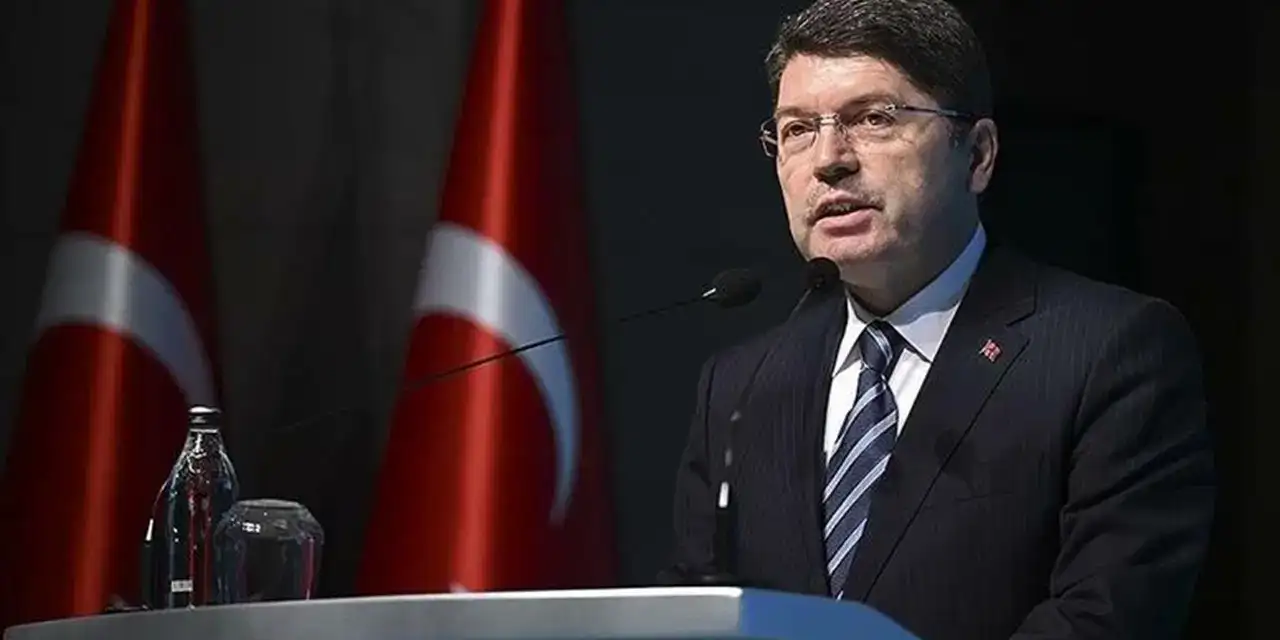 Adalet Bakanı Yılmaz Tunç açıkladı: ‘Bayrak indirme olayıyla ilgili olarak 14 kişi gözaltına alınmıştır’