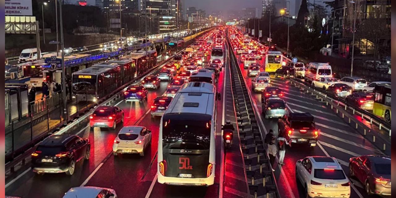 İstanbul'da mesai çıkışı trafik felç! Yoğunluk  yüzde 85'i gördü