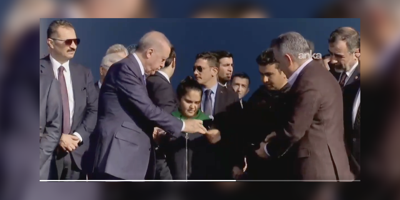 Erdoğan, elini öpen baba ve kızına 200 TL harçlık verdi