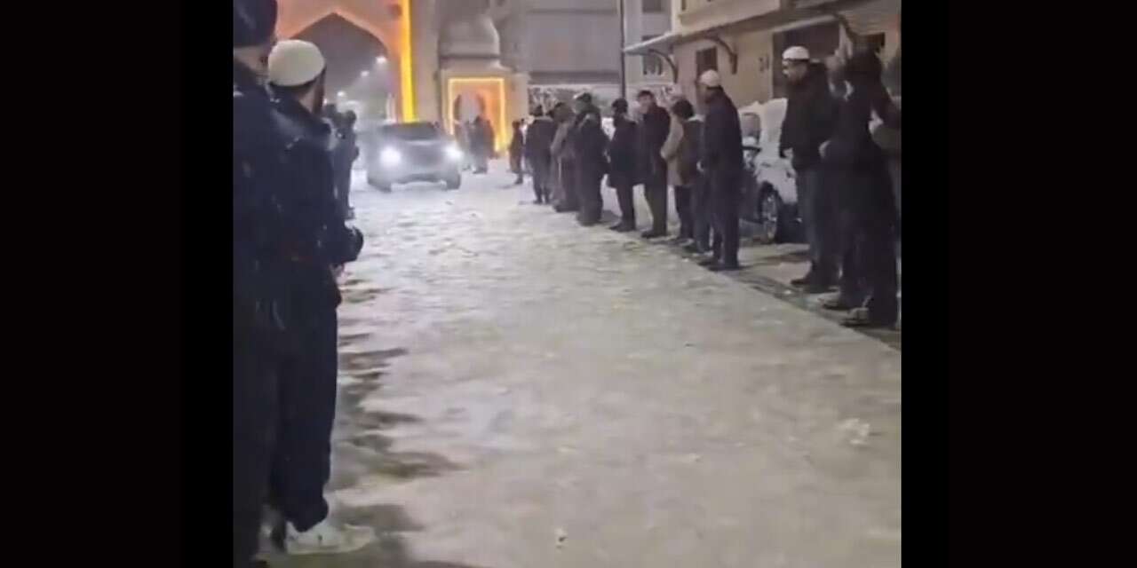 Menzil şeyhi ve müritleri yine bildiğiniz gibi…