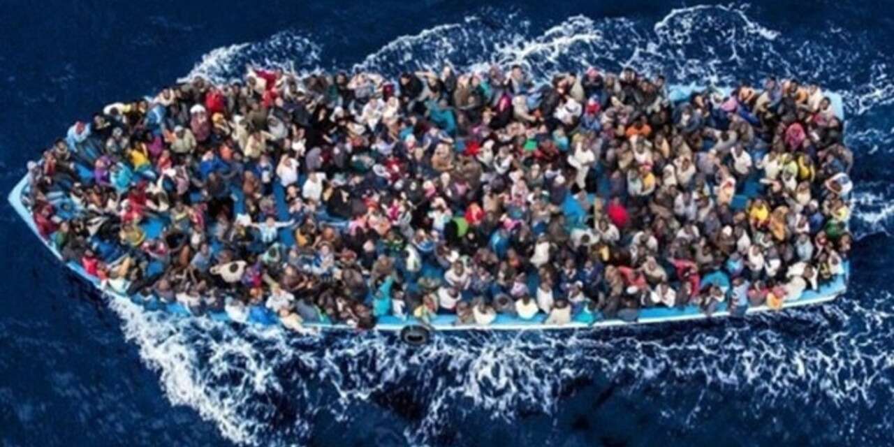 Akdeniz açıklarında mülteci botu battı