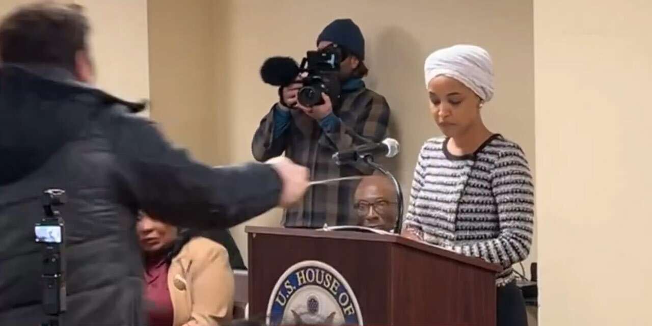 Kürsüde konuşan Ilhan Omar'a şırıngalı saldırı