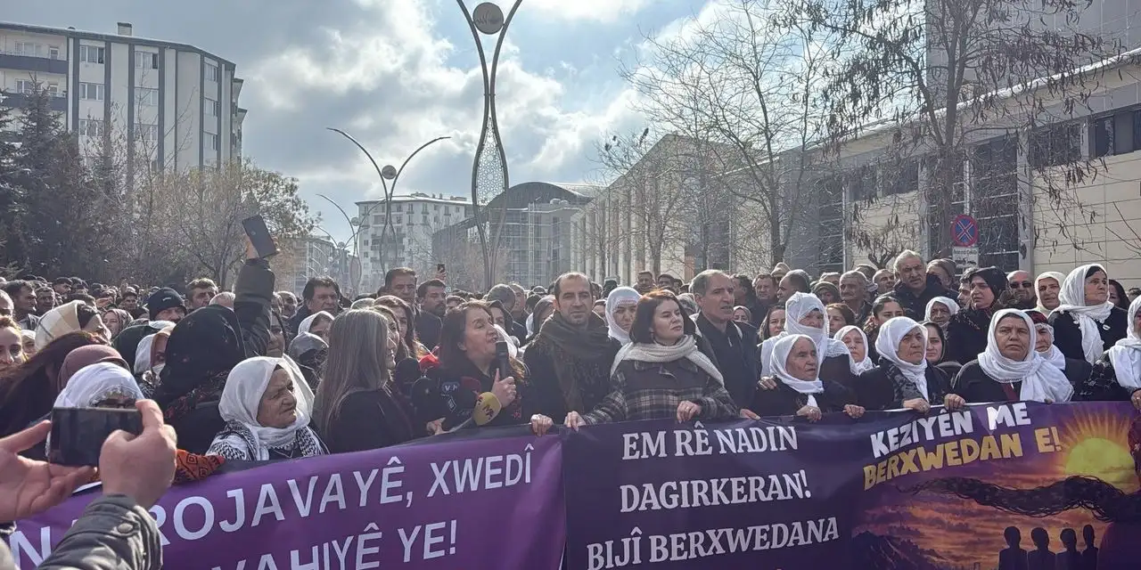 Van’da Rojava’ya destek için büyük yürüyüş