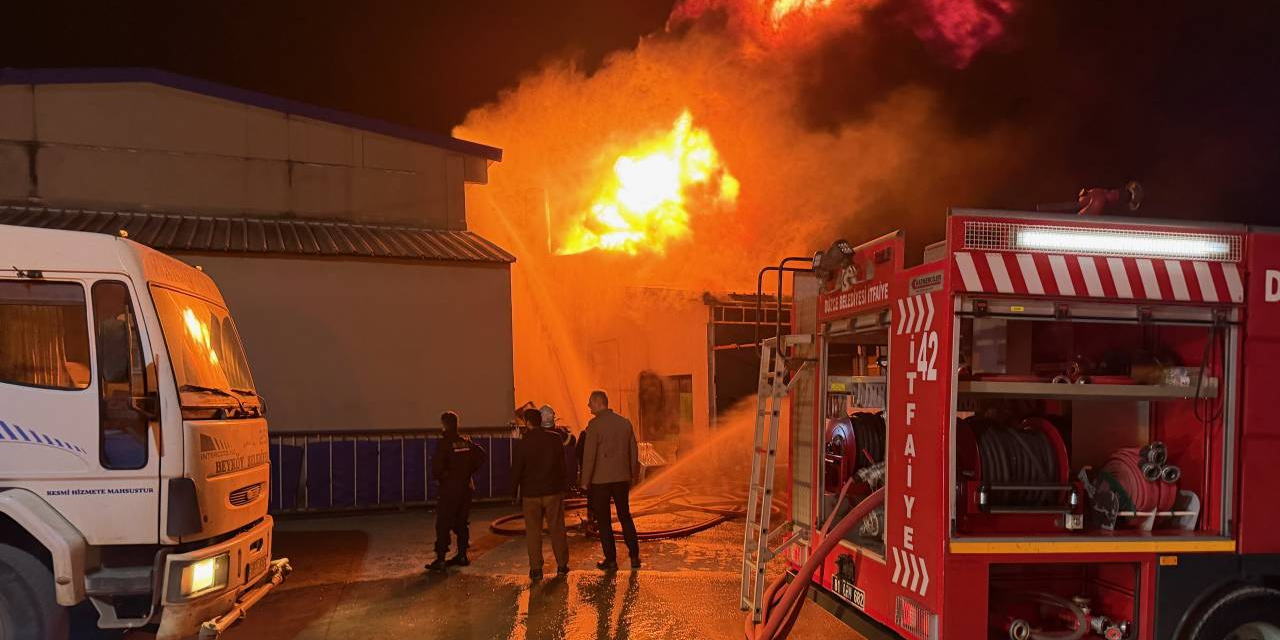 Düzce’de korkutan yangın! Strafor fabrikası alevlere teslim oldu