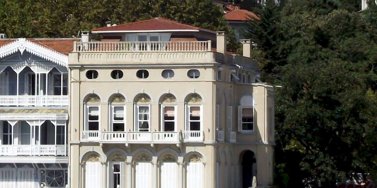 Miras kavgasına neden olan, Boğaz'ın ünlü yalısı icradan satışa çıkarıldı