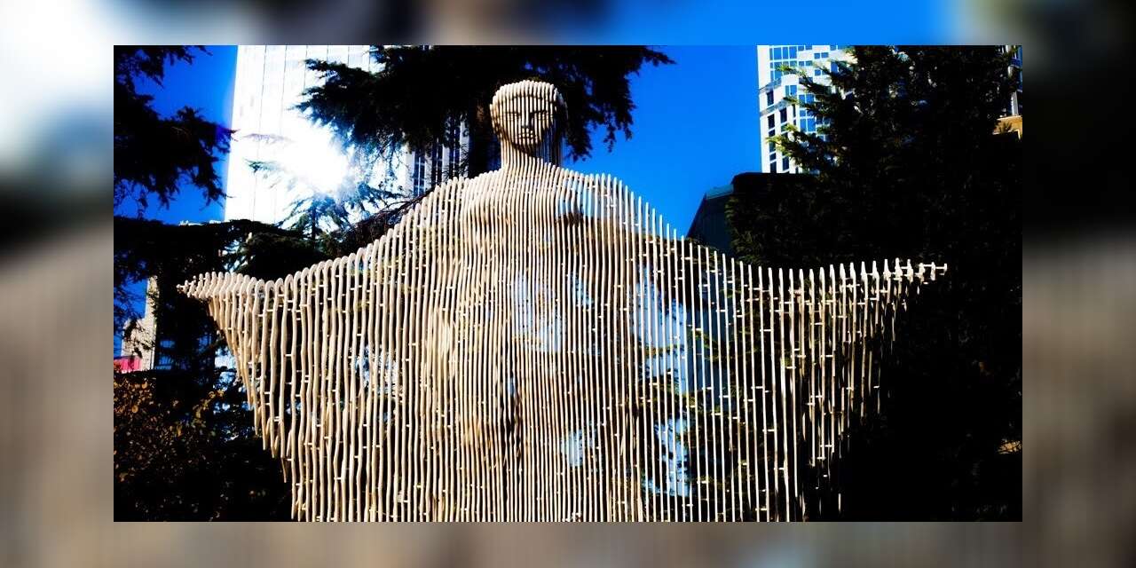 Akdeniz heykelinin çekmediği çile kalmadı