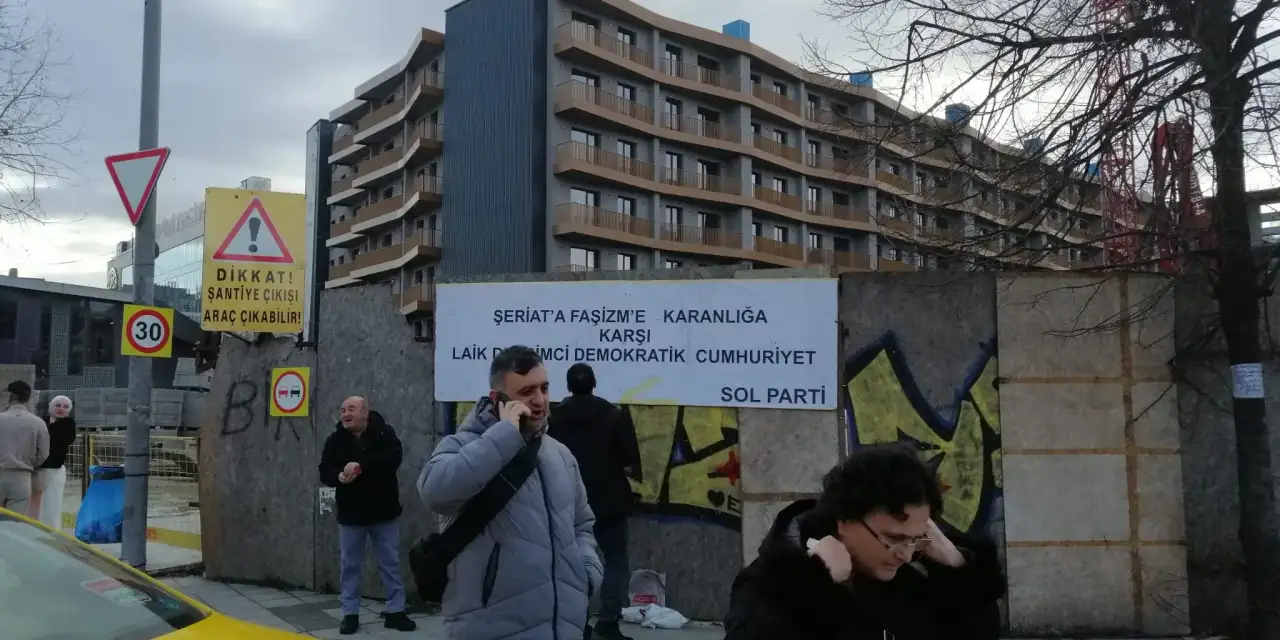 Şeriat karşıtı pankart asan SOL Partili gençler hakkında tutuklama talebi