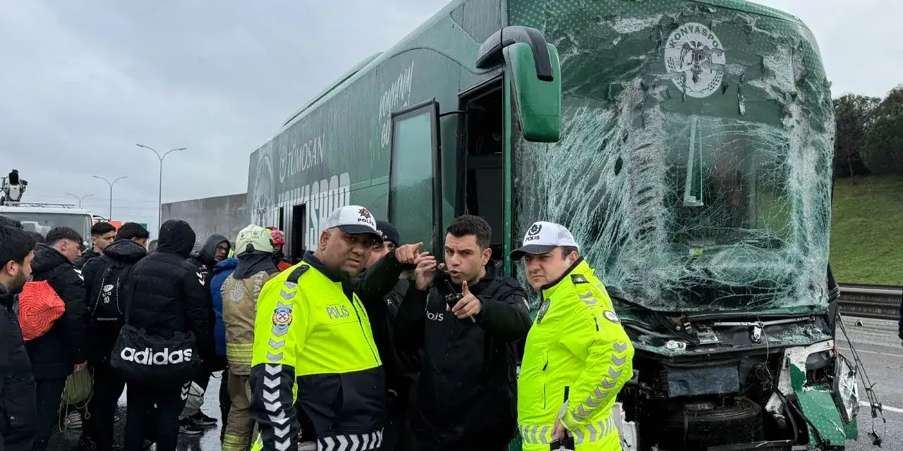 Konyaspor takım otobüsünde korku dolu anlar: TEM Otoyolu'nda kaza yaptı