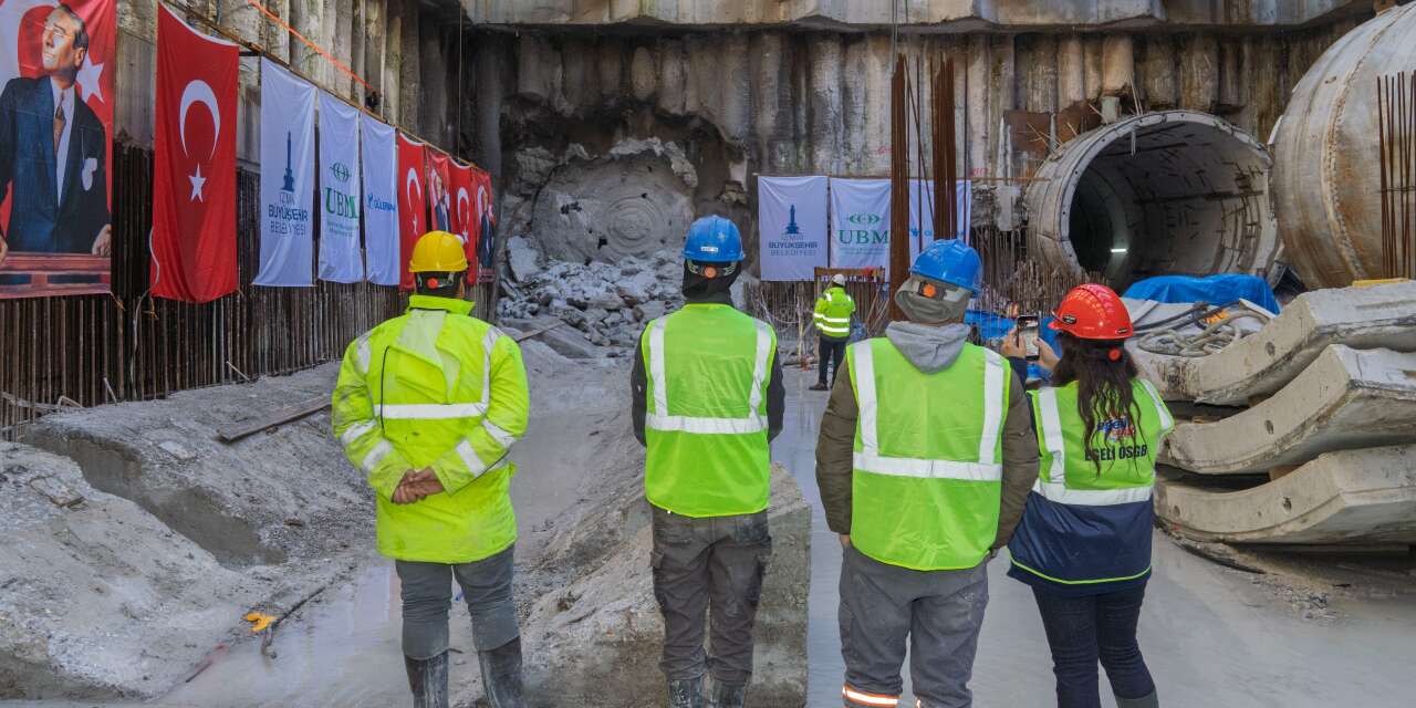 Buca Metrosu’nda tünel kazısı bitti: Tünel açma makinası Şirinyer’de ışığı gördü