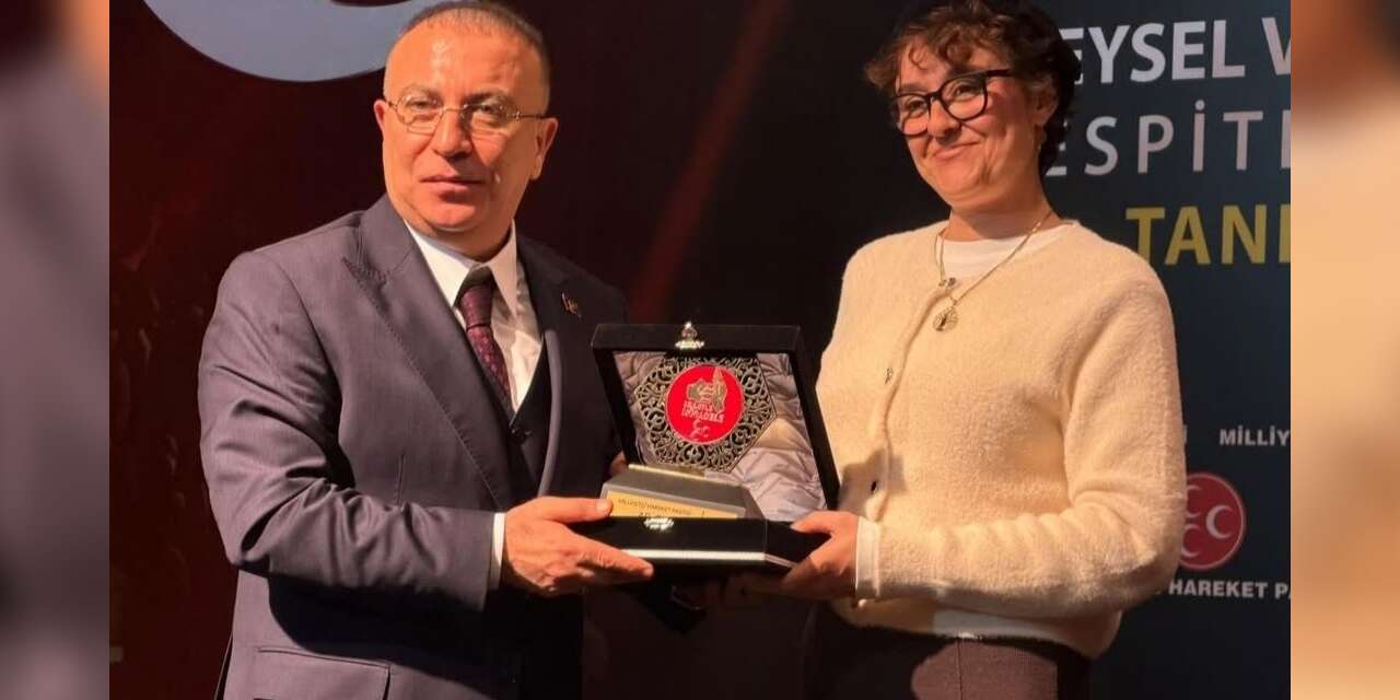 MHP'li Yönter, Yasemin Minguzzi'ye plaket verdi: Minguzzi, Sedat Peker mesajı ile paylaştı, Yönter de RT'ledi