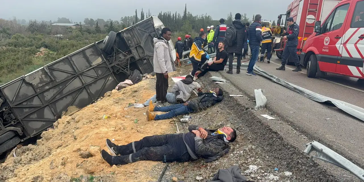 Antalya'da can pazarı: Yolcu otobüsü devrildi