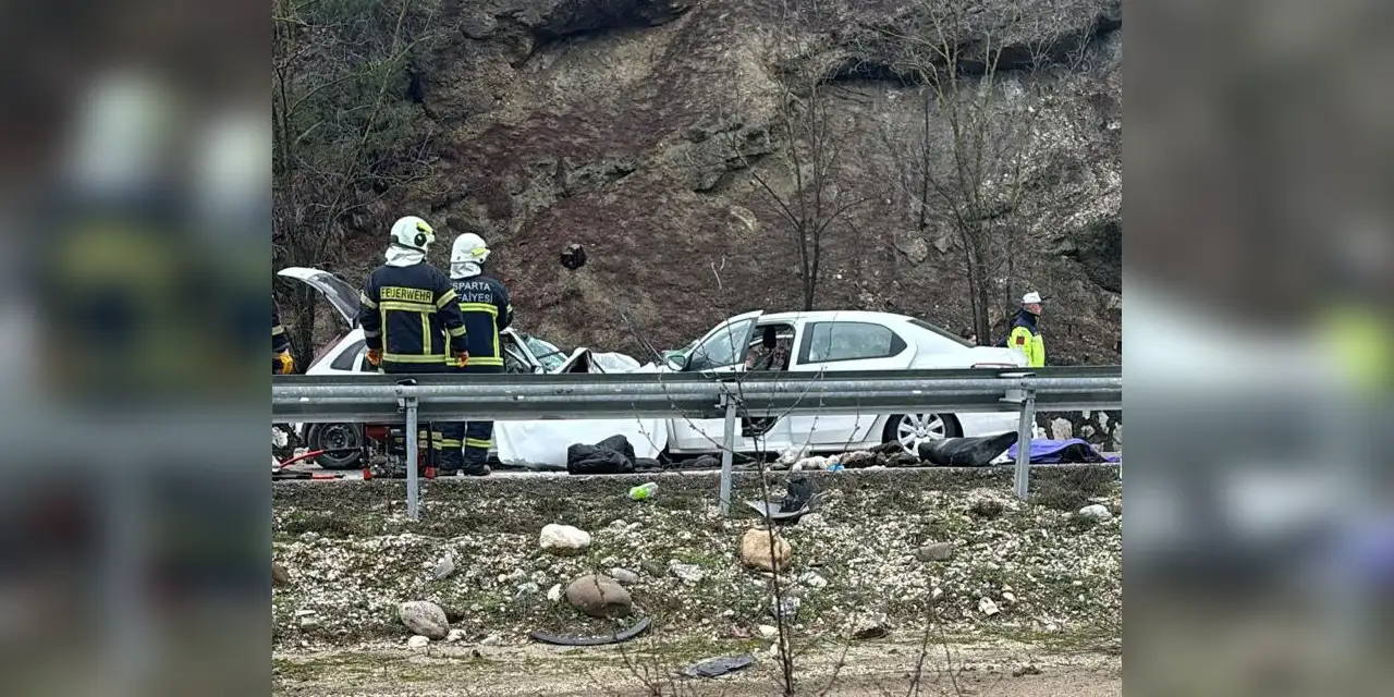 Antalya’da bir can Pazar daha: İki otomobil kafa kafaya çarpıştı, ölüler ve yaralılar var