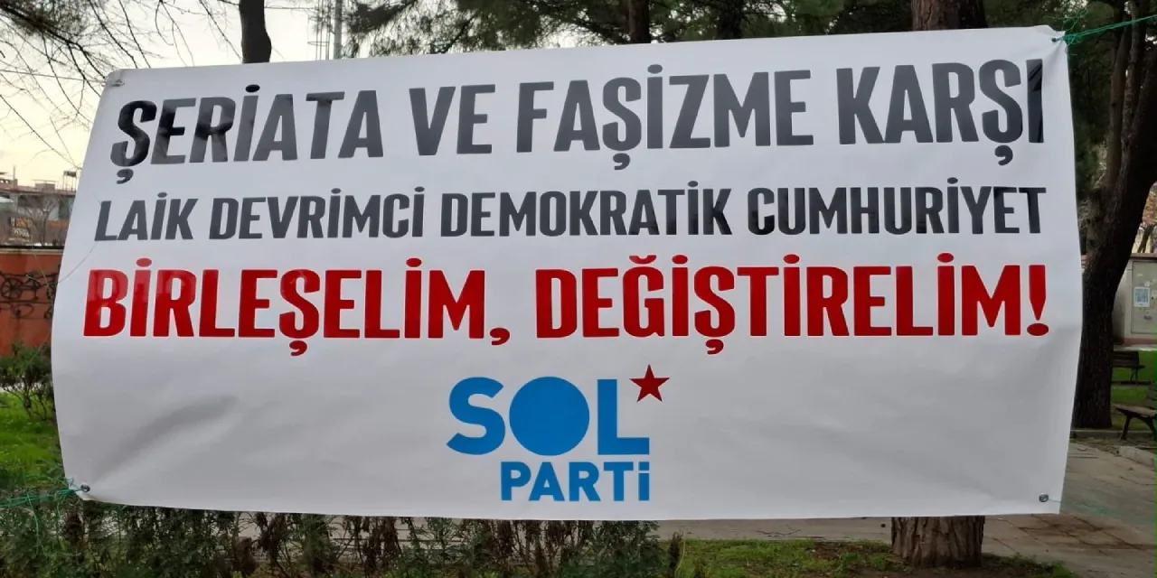 Şeriat karşıtı pankart asan SOL Partililer gözaltına alındı