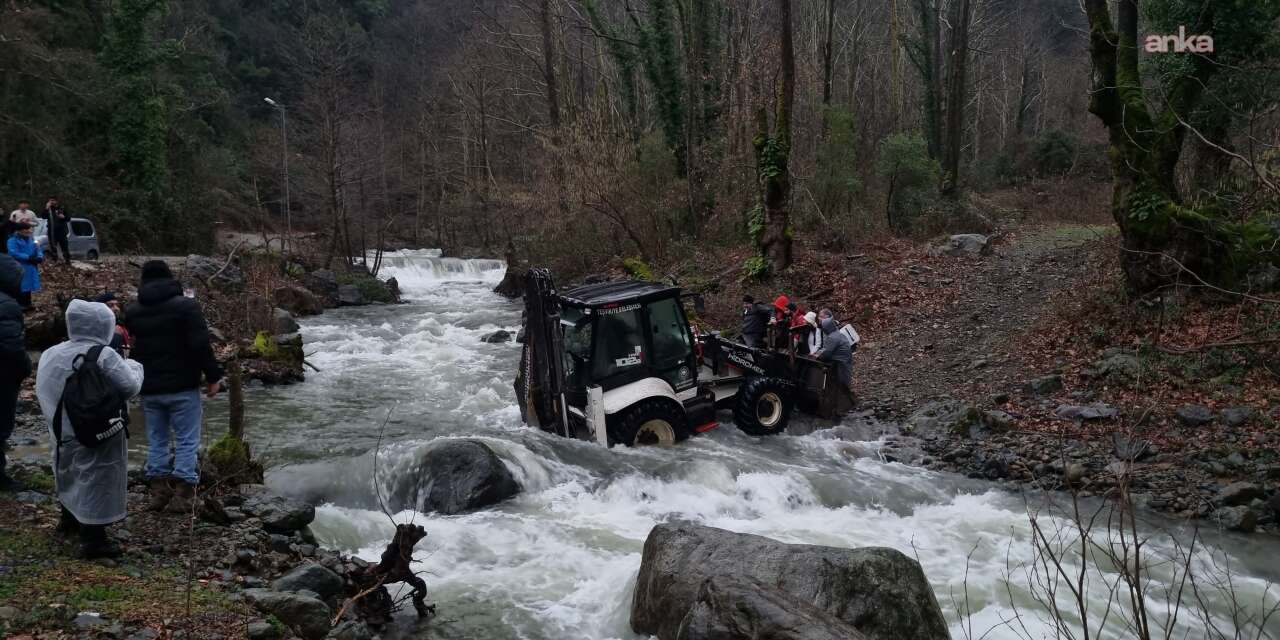 Ormanlık alanda mahsur kalan 19 kişi kepçeyle kurtarıldı
