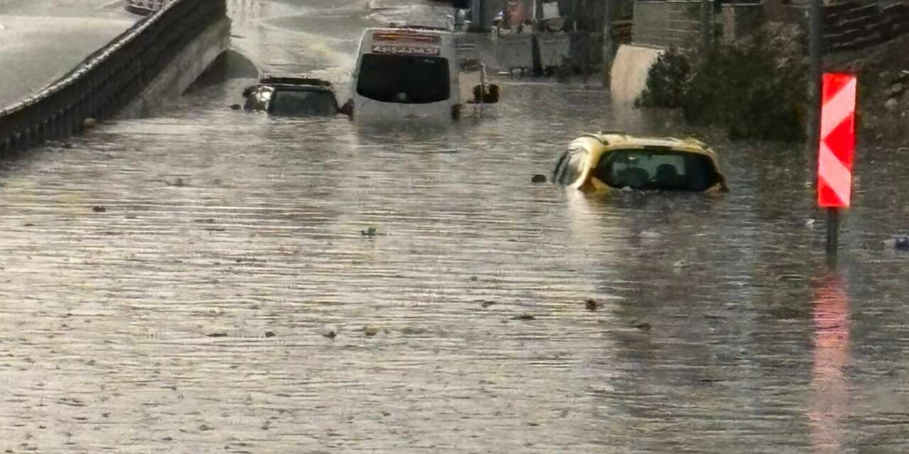 Kuşadası'nı sağanak vurdu: "Neredesin Özlem Hanım bak, arabalar battı"