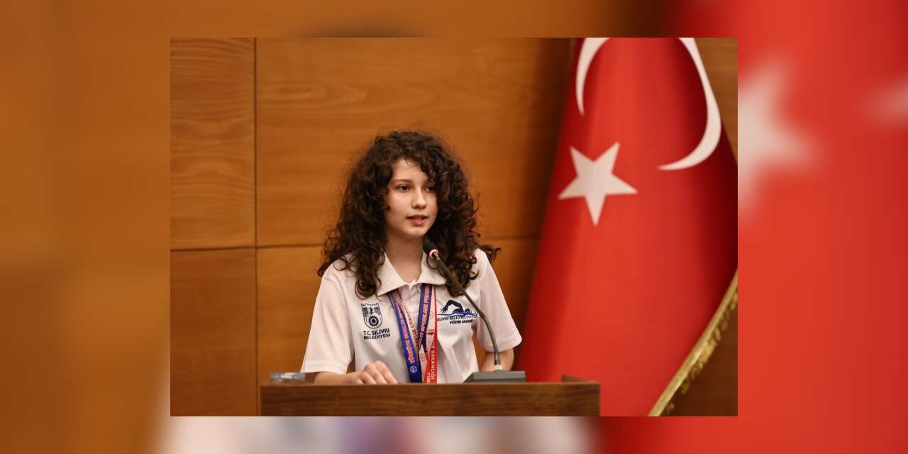 12 yaşındaki yüzücü ödülünü DMD hastası çocuğa bağışladı