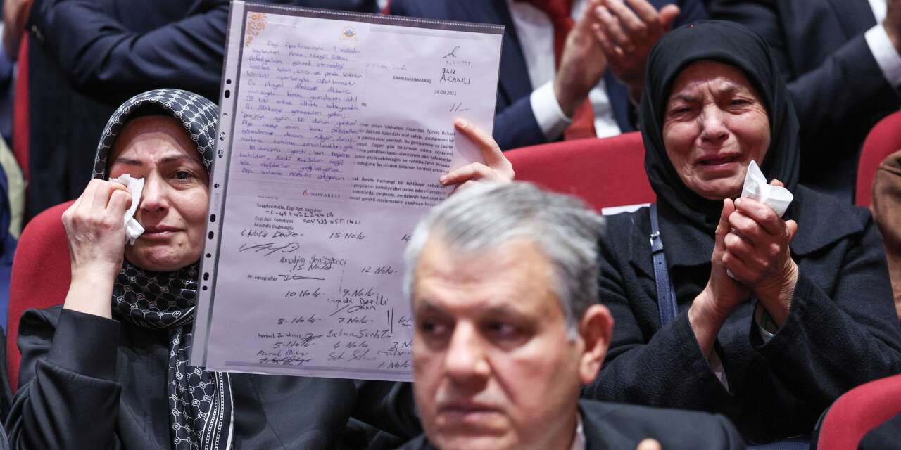 Depremzede annenin notu CHP Grup Toplantısına damga vurdu: ‘Bu dilekçe dikkate alınsaydı…’