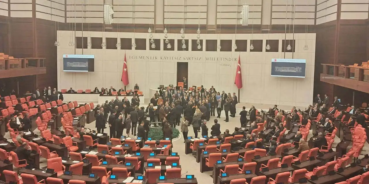 Beş parti ittifak için temaslara başladı