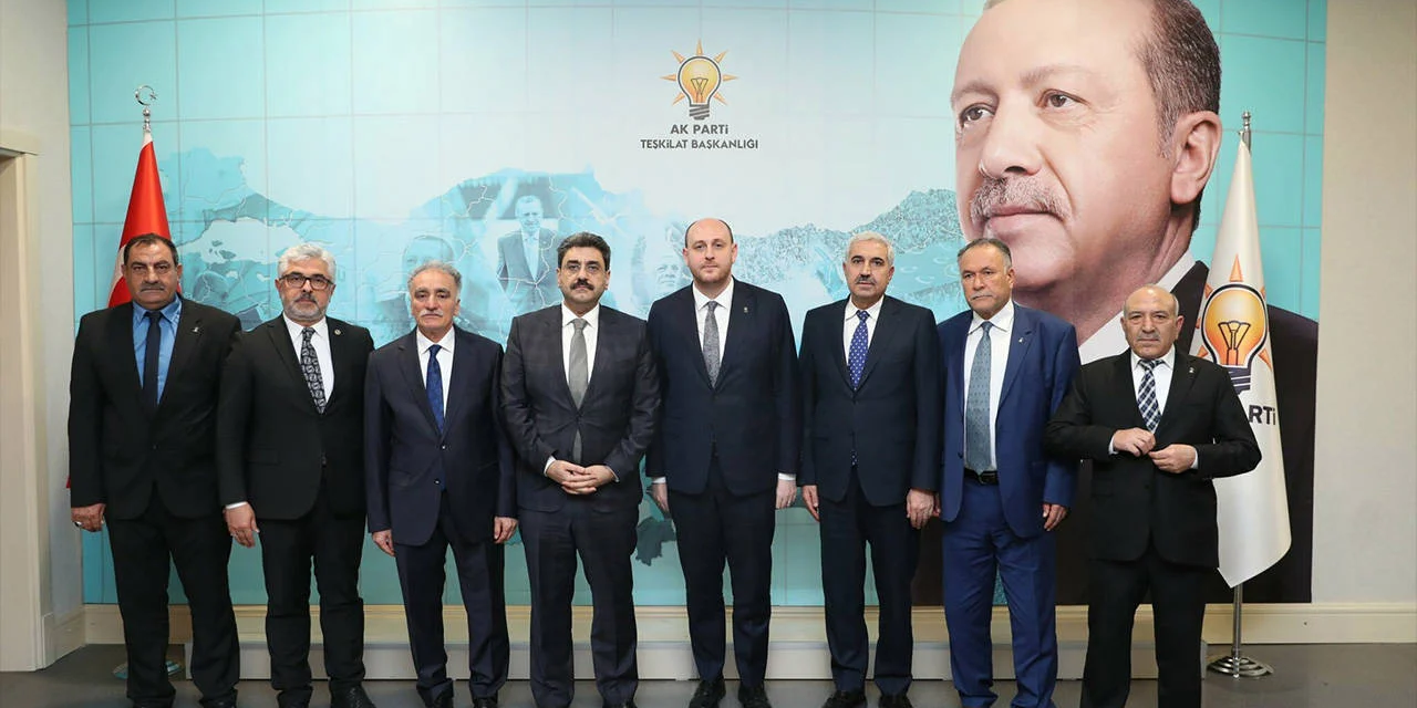 AK Parti Genel Merkezi, 2 ismi görevden aldı