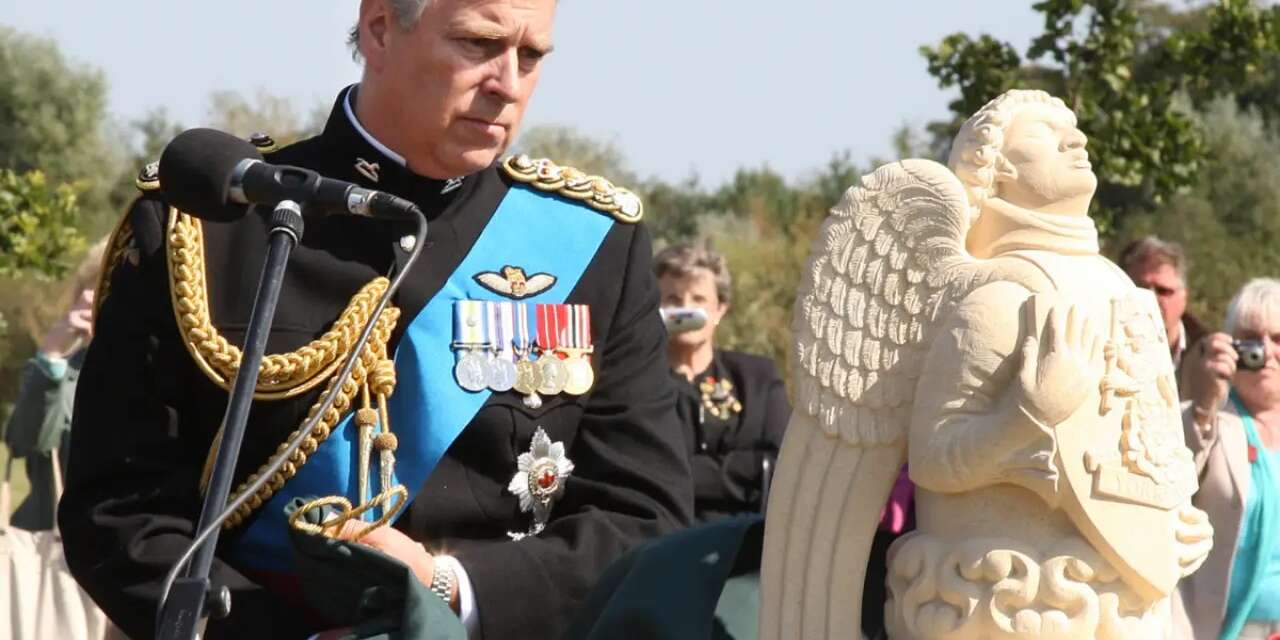 Epstein belgelerinde adı geçen İngiltere Kralı Charles'ın kardeşi Andrew, kraliyet konutundan taşındı