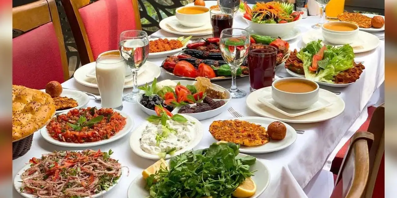 Ramazan yaklaşıyor: İftar menüleri cep yakıyor, lüks mekanlarda hazırlıklar tamam