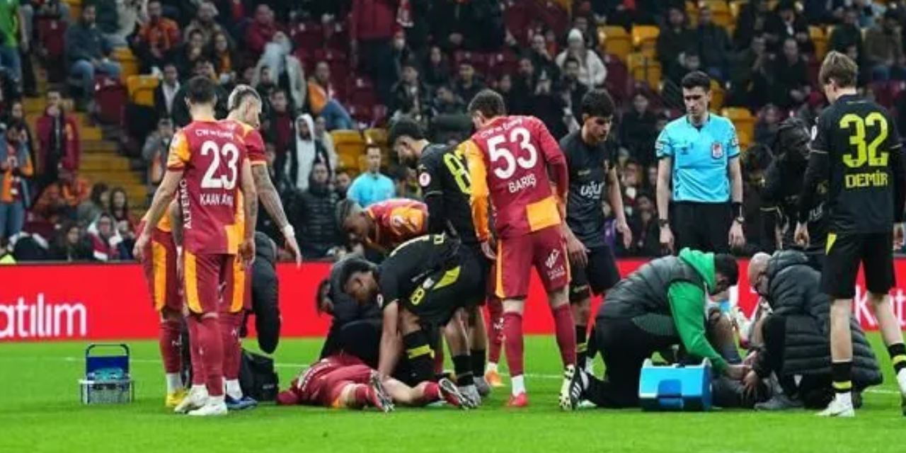 Galatasaray - İstanbulspor maçında korkutan anlar: Sahaya ambulans girdi