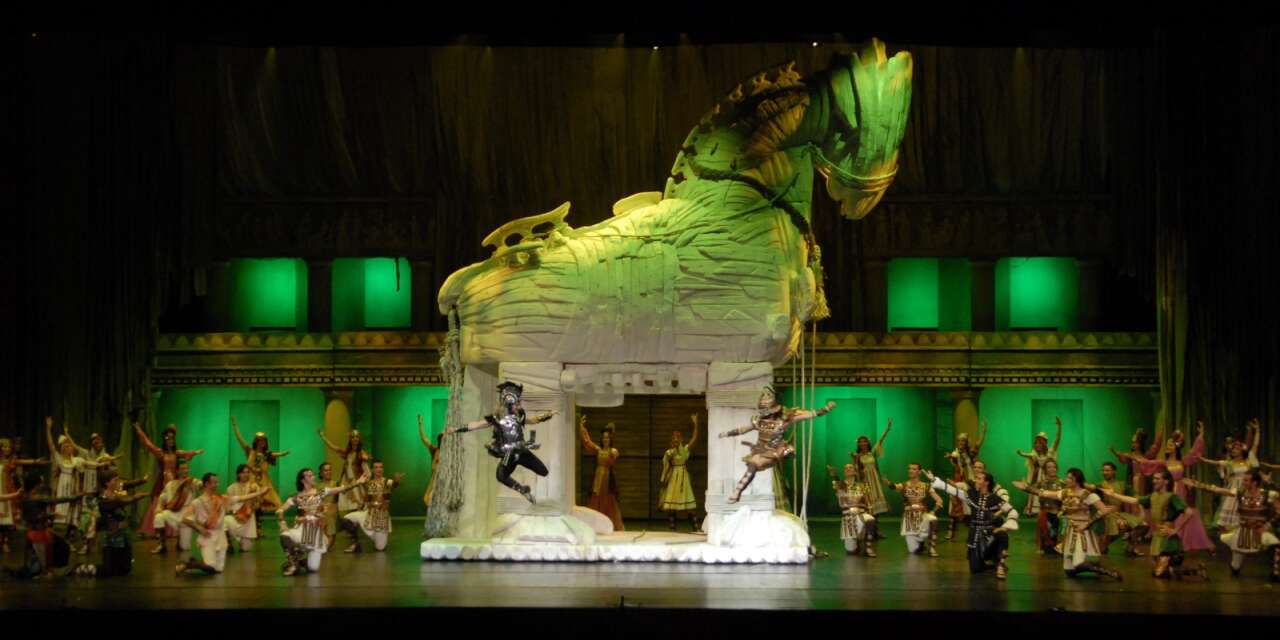 AKM’de bu hafta sahneler sevgiye açılıyor