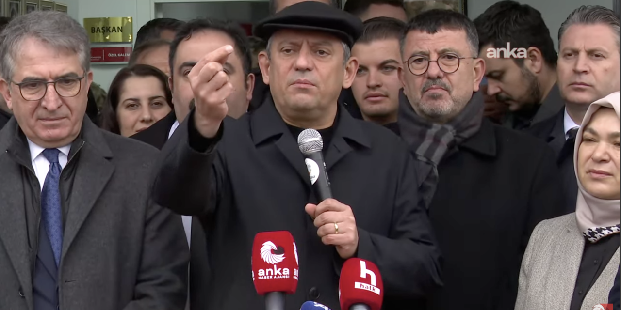 Özgür Özel’den iktidar medyasına konteyner tepkisi: “Bir gün de sen kal bakalım o konteynerde”