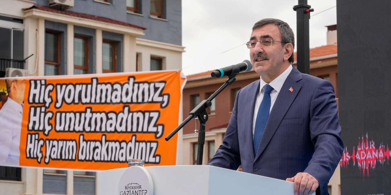 'Cevdet Yılmaz'ın deprem programına yeterince insan toplayamadıkları için ortaokul öğrencilerini götürmüşler!'