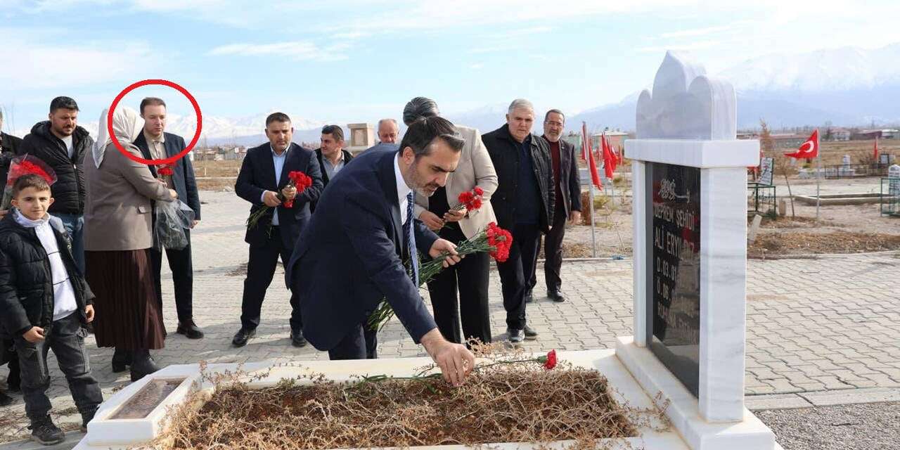 152 ölümüne sebep olan müteahhit firari, AK Partili oğul deprem anmasında