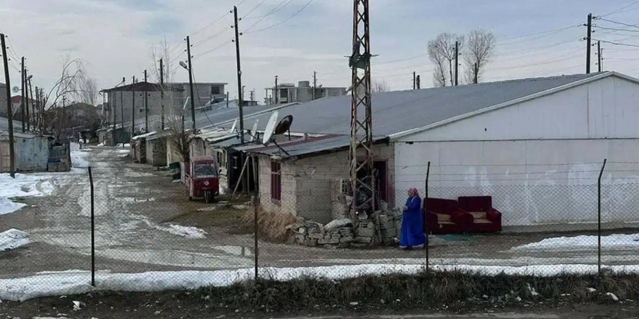 Depremin üstünden 15 sene geçti ama konteynerdeler!