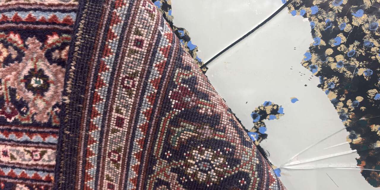 İran asıllı sanatçı eserlerinde İran halıları ile camı bir arada kullandı:  “Halı altına süpürülenler”
