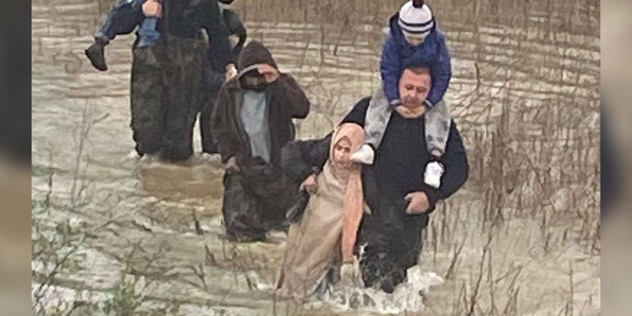 Manisa'da bir aile selde mahsur kaldı itfaiye imdada yetişti