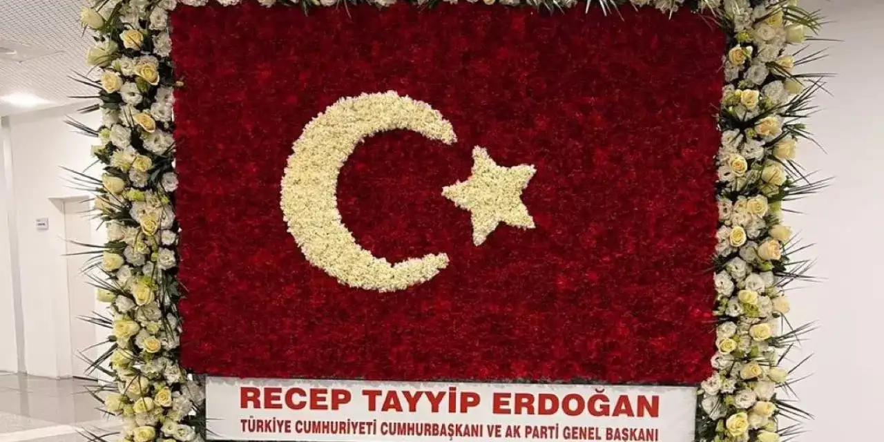 Erdoğan'dan MHP'nin kuruluş yıl dönümü için çiçek: Ay-Yıldız figürlü 57 gül