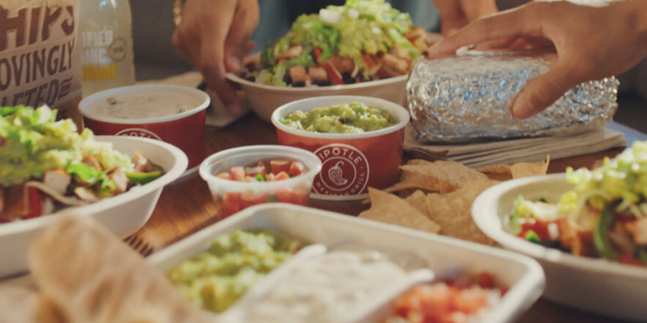 Müşteri kaybı yaşayan fast-food devinden agresif kampanya: 100 bin kişiye ücretsiz yemek dağıtıldı