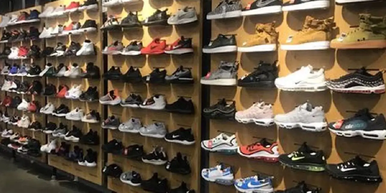 Ayakkabı devi mağazalarını kapatıyor, Yüzde 50 indirimle stokları eritiyor