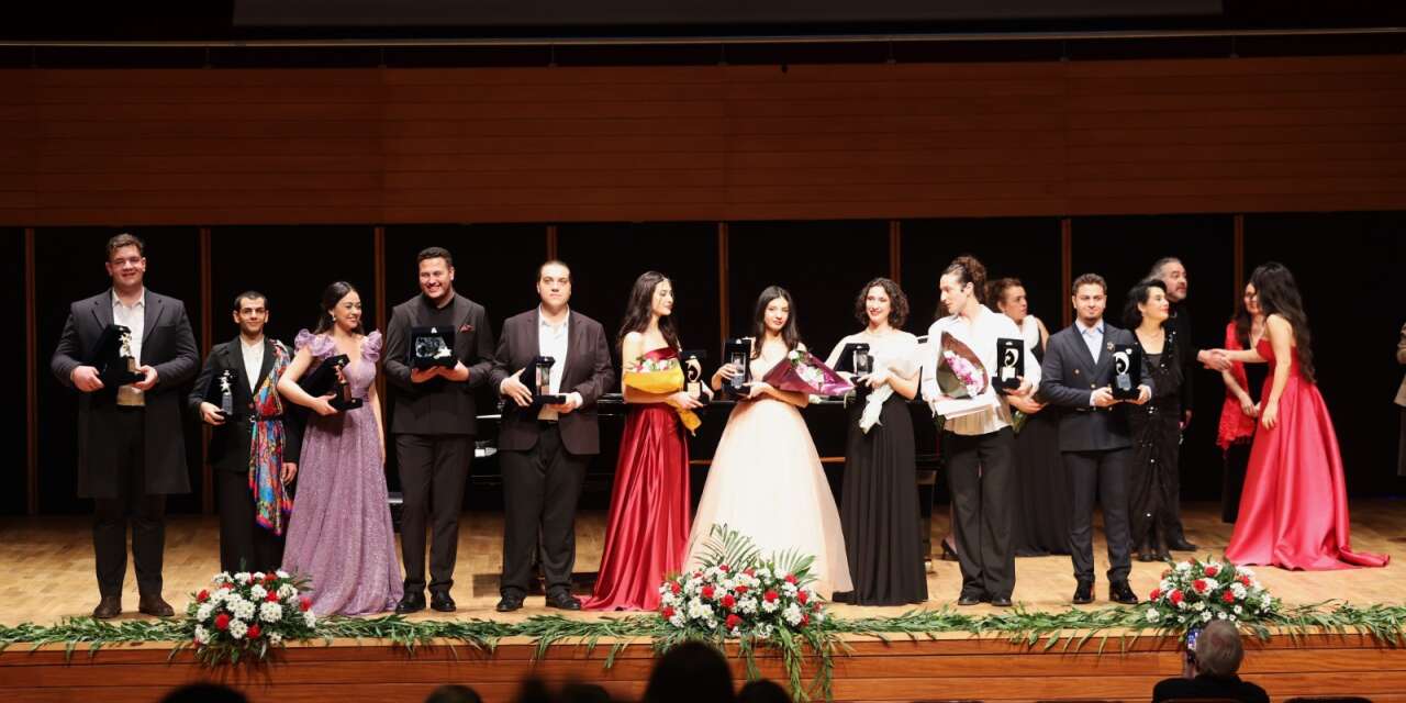 Genç solistler İzmir'de ödüllerine kavuştu