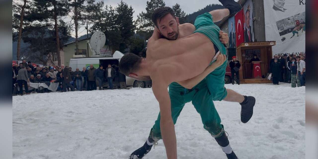 Artvin'de kar üstünde güreş, Karakucak'ta iki şampiyon birden!