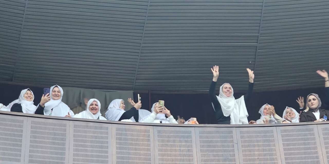 Erdoğan'ın çağrısına kulak verdiler: Beyaz tülbent ve şalvarlarla Meclis'e geldiler