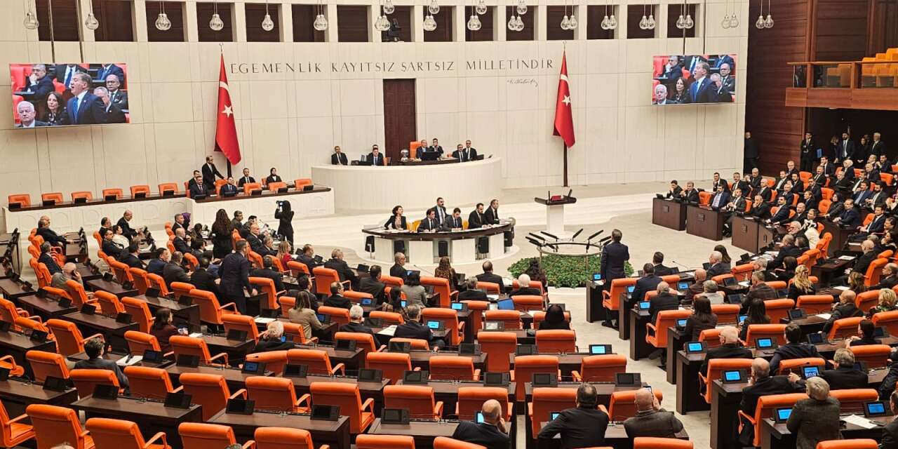 Meclis'te Akın Gürlek gerginliği: Yumruklar havada uçuştu, Tanal darp edildi, Meclis'te kan aktı