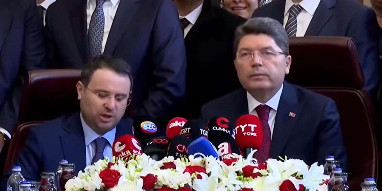 Sabah Gazetesi yazarından eski Adalet Bakanı Yılmaz Tunç’a: Mesele yüksek koltuğa oturmak değildi!