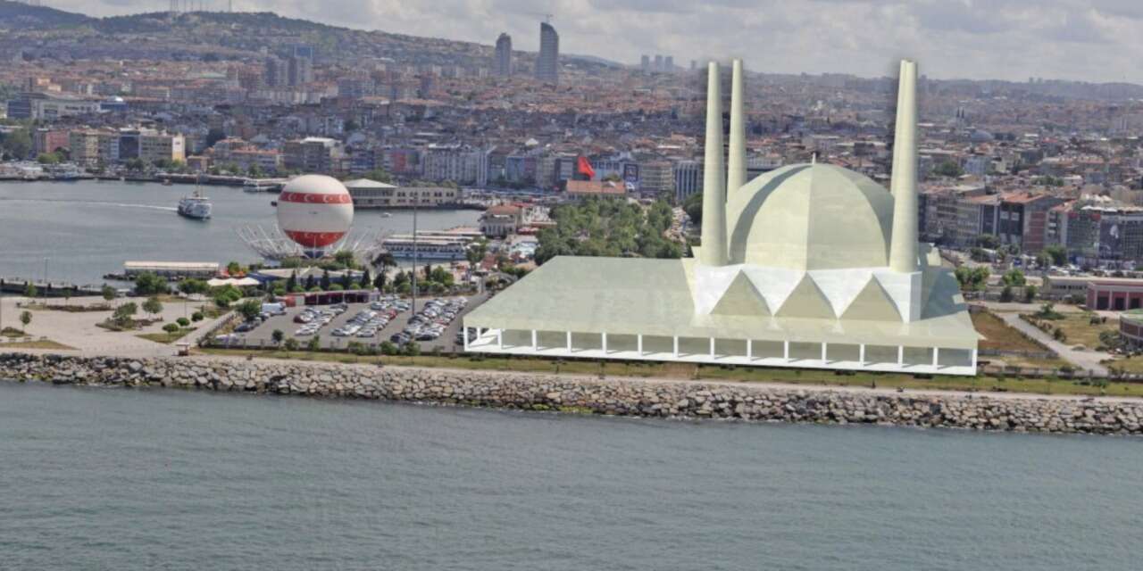 Kadıköy rıhtımına minare gölgesi