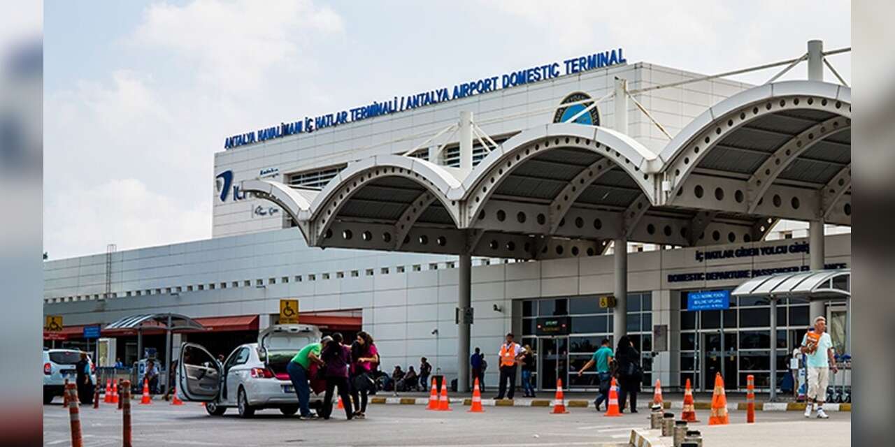 Antalya'da kalkışa hazırlanan uçağın tekerlekleri koptu