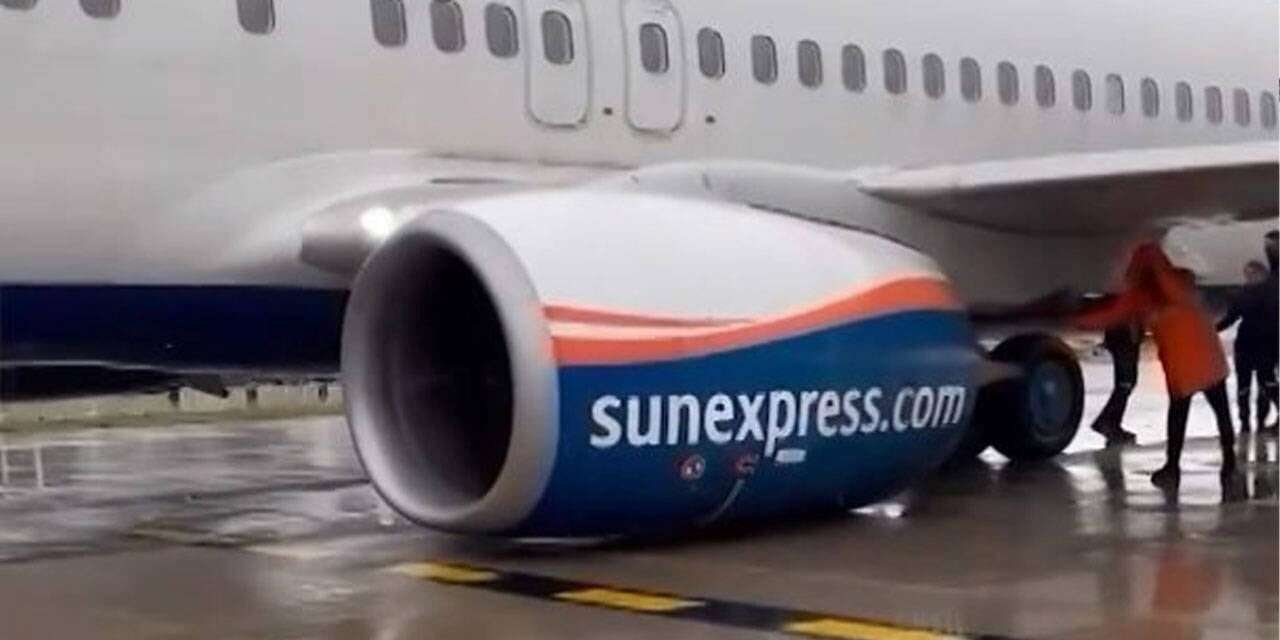 Antalya'da kalkışa hazırlanan uçağın tekerlekleri koptu